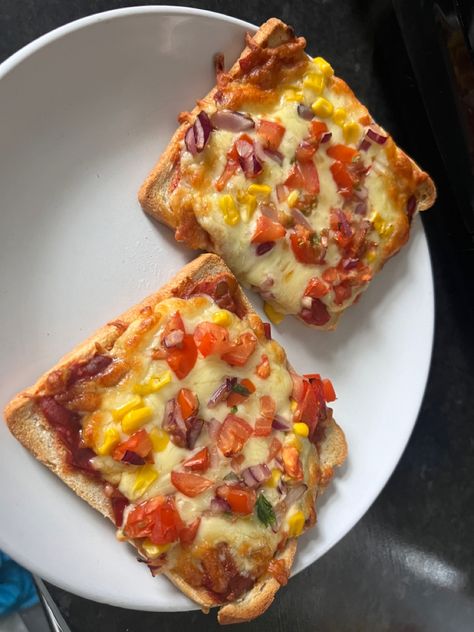 Best thing ever so delicious. Nice easy lunch ideas Food pizza yummy #food #pizza #toast good for breakfast lunch or dinner ♡´･ᴗ･`♡ Pizza Toast, Toast Pizza, Easy Lunch Ideas, Food Pizza, Pizza Rolls, Ideas Food, Easy Lunch, Easy Lunches, Food Snapchat