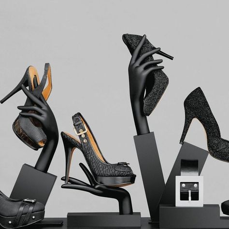 Display Visual Merchandising, Shoes Display, Shoe Store Design, Retail Advertising, Display Retail, Ladies Heels, Mannequin Display, Visual Merchandising Displays, Store Design Boutique