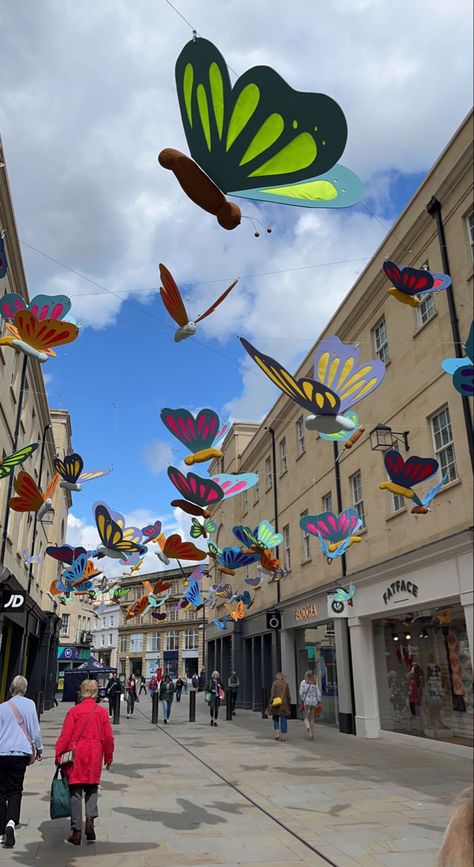 Spring Art Installation, Spring Festival Decorations, Spring Concert Decorations, Street Decoration Ideas, Spring Fling Dance Decorations, Spring Dance Decorations, Spring 2023 Decor, Mall Decoration Ideas, Spring Fling Decorations