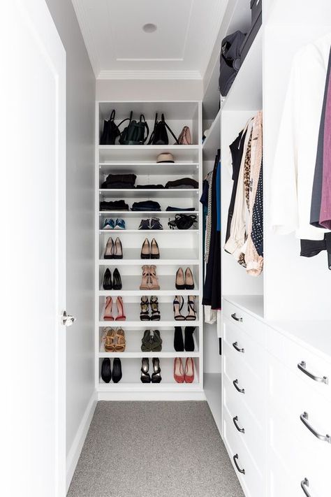 Long Narrow Closet, Small Walkin Closet, Narrow Closet Design, Inspiration Dressing, Small Closet Design, Walk In Wardrobe Design, Narrow Closet, Closet Planning, Walk In Closet Design