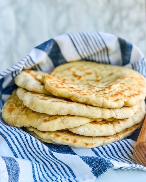 Easy Whole Wheat Mediterranean Flatbread Fast Whole Wheat Bread Recipe, Mediterranean Naan Flatbread, Mediterranean Diet Flatbread, Whole Grain Flat Bread Recipe, Mediterranean Flatbread Recipe, Whole Wheat Flatbread Recipe, Mediterranean Diet Bread Recipes, Mediterranean Bread Recipes, Whole Wheat Naan Bread Recipe