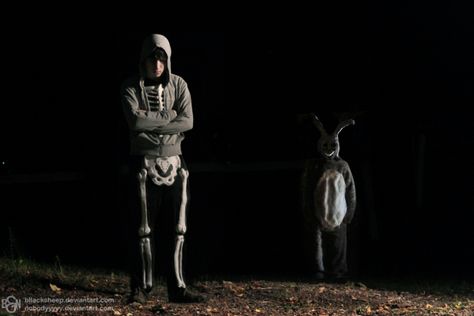 Frank the bunny from Donnie Darko Donnie Darko Costume, Model Costume, Best Cosplay Ever, Papa Smurf, Cry Of Fear, Donnie Darko, Movie Shots, Jake Gyllenhaal, Dessin Adorable