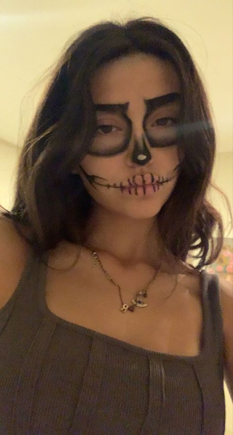 Halloween Costumes Skeleton Women Makeup Ideas, Skeloten Costume, Halloween Face Makeup Scull, Skeleton Make Up Girl, Halloween Costumes Women Skeleton, Face Paint Skeleton Easy, Face Paint Ideas Scary, Skeloten Halloween Costume, Skelton Faces Makeup Easy