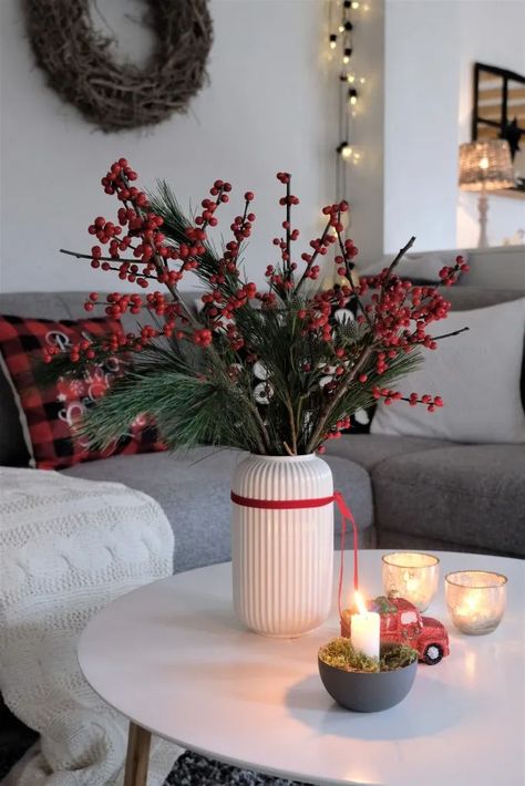 Decoracion Navidad Diy, Christmas Decorations Apartment, Christmas Vases, Cozy Christmas Decor, Christmas Apartment, Christmas Decor Inspiration, Xmas Deco, Christmas Themes Decorations, Christmas Interiors