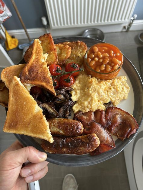 Breakfast Setting Ideas, Essen, British Breakfast Aesthetic, Full Breakfast Aesthetic, Full English Breakfast Traditional, Uk Food British, English Foods British, Full English Breakfast Aesthetic, English Breakfast Aesthetic