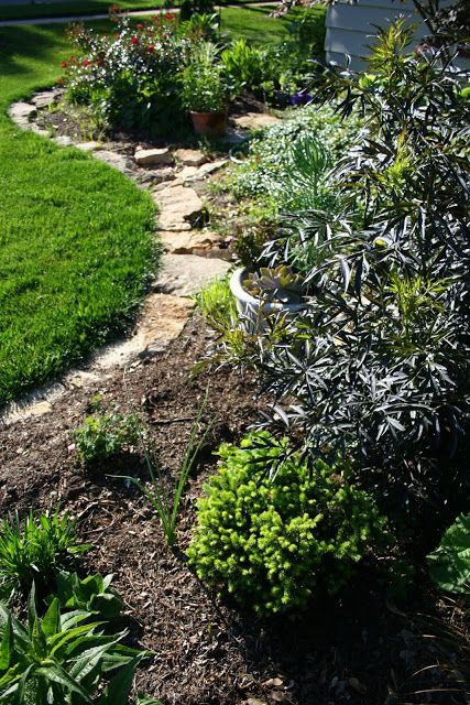 Flagstone Edging Flower Beds, Flagstone Edging, Lawn Makeover, Garden Beds Diy, Stone Edging, Flower Bed Edging, Beds Diy, Landscape Curbing, Diy Lawn