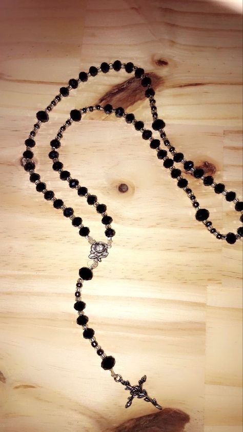 Rosario Aesthetic, Diy Rosary Necklace, Gothic Rosary, Jewelry Reference, Black Rosary, Lovecore Aesthetic, Wire Wrapped Jewelry Diy, Beaded Jewlery, Digital Closet