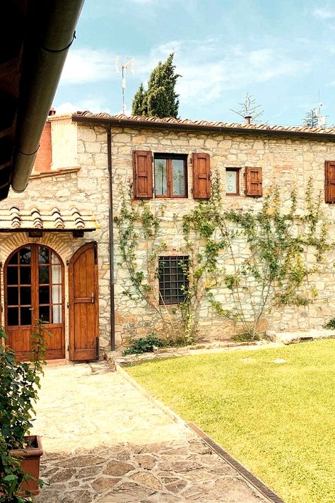 Tuscany Stone House, Tuscany House Plans, Italian Windows Tuscany Italy, Tuscan Villa Floorplan, Tuscan Farmhouse Exterior, Tuscany House Exterior, Toscana House Style, Italian Villa Exterior, Italian Countryside House