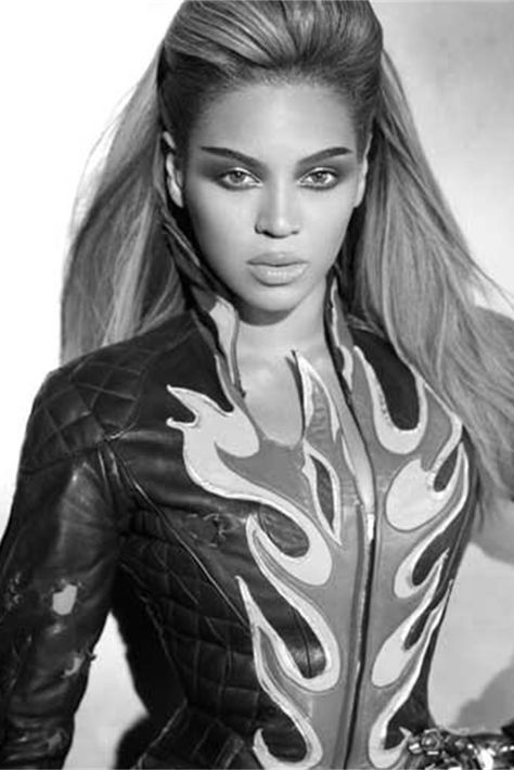 Beyonce in Thierry Mugler Beyonce I Am Sasha Fierce, I Am Sasha Fierce, Beyonce Photos, Seductive Style, Apps Facebook, Sasha Fierce, Beyonce Knowles Carter, Beyonce Style, 90s Runway Fashion