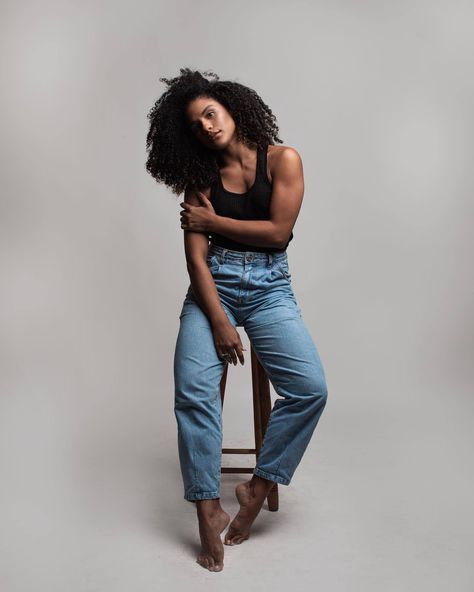 "Curly hair is more than just hair; it's an attitude." 📸 : Karoliny Mariano   #curly #curls #curlyhair #hairstyle Branding Shoot, Glam Photoshoot, Pics Inspo, Curly Hair Women, Hair Brands, Grad Pics, Studio Photoshoot, Branding Photoshoot, Curly Girl