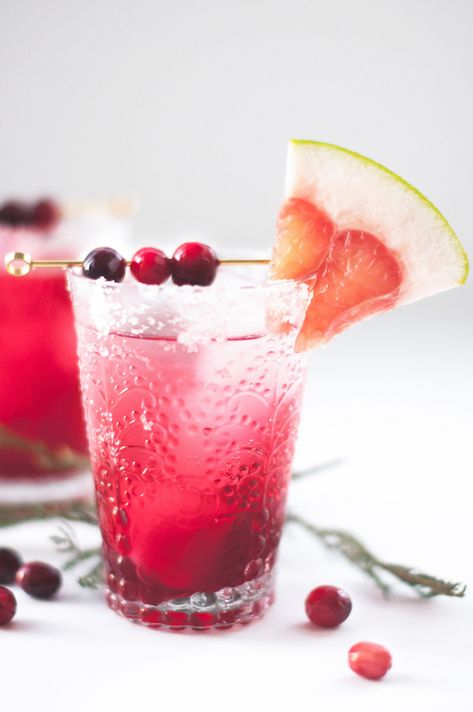 12 Festive Brunch Ready Cocktails Spectacled Owl, Holiday Margaritas, Vodka Cranberry, Christmas Cocktails Easy, Cranberry Margarita, Types Of Snacks, Cranberry Vodka, Cranberry Cocktail, Best Cocktail Recipes