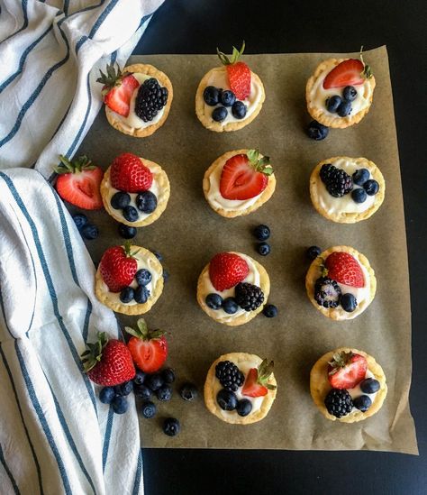 Mini Fruit Tarts with a simple sugar cookie crust! Sugar Cookie Fruit Cups, Fruit Tartlets, Fruit Sugar Cookies, Mini Fruit Tarts, Sugar Cookie Crust, Fruit Tarts, Fruit Cookies, Simple Sugar, Easy Sugar Cookies