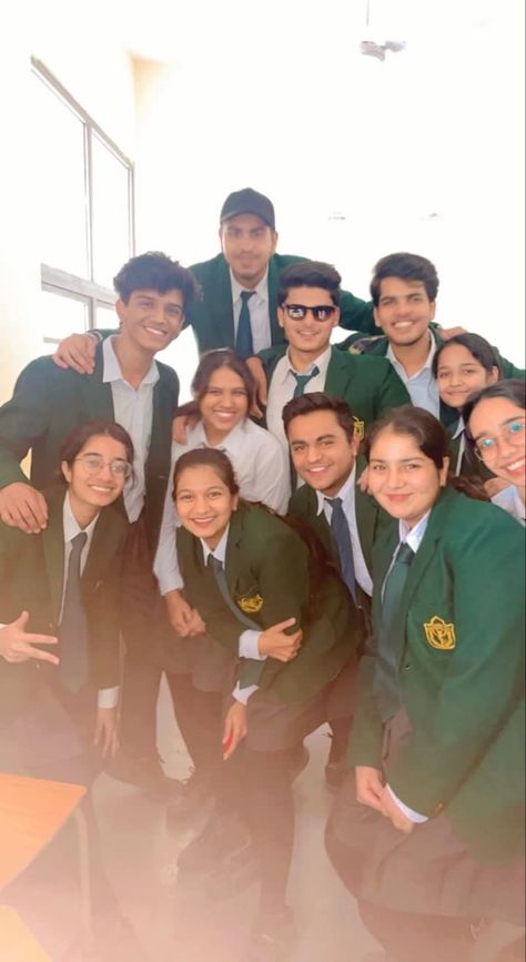 Classmates Pictures Friends, School Farewell Ideas, Dps School, Farewell Ideas, School Memories Scrapbook, Iphone Texts, School Trends, School Trips, Bf Picture