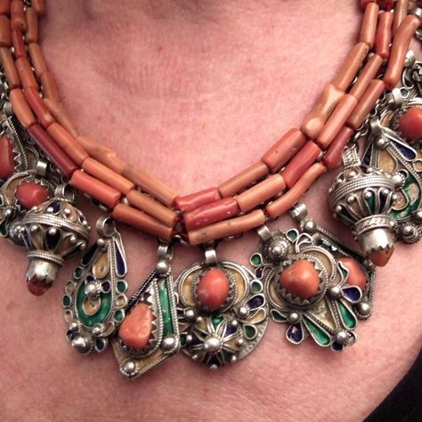 Collar Hippie, Vintage Jewelry Ideas, Moroccan Jewelry, Beaded Beads, Unusual Jewelry, Southwestern Jewelry, Coral Jewelry, Traditional Jewelry, Ethnic Jewelry