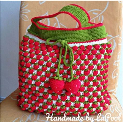 How to do the Strawberry stitch pattern (diagram & video tutorial) Strawberry Stitch, Drawstring Bag Pattern, Crocheted Bags, Crochet Strawberry, Diy Backpack, Diy Tags, Crochet Bags Purses, Crochet Stitches Tutorial, Crochet Bag Pattern