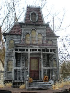 Haunted House Craft, Outside Halloween Decorations, Mansion Homes, Scary Houses, Old Abandoned Buildings, Creepy Houses, Haunted Dollhouse, Old Abandoned Houses, Spooky House