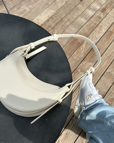 Designer bag dupe Polene Bag White, Crossbody Bag Polene, White Shoulder Bag Outfit, Polene Bag, Fox Purse, Paris Activities, Shoulder Bag Outfit, Hijab Wear, Inside My Bag