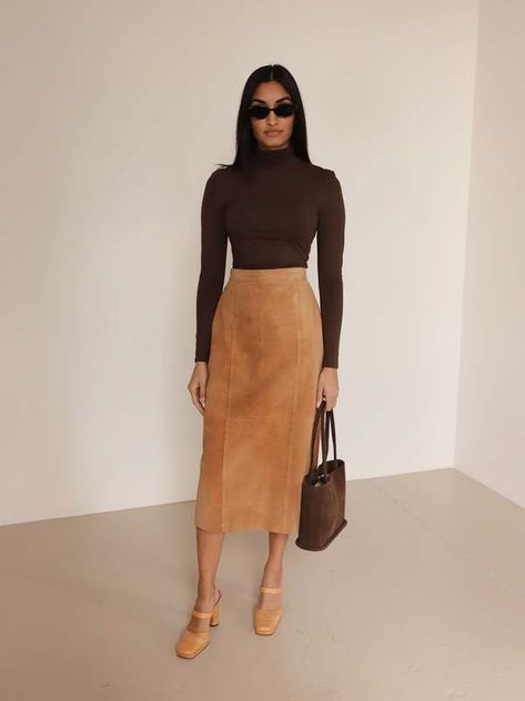 Suede Skirt Outfit Fall, Leather Midi Skirt Outfit, Fall Thrifting, Suede Skirt Outfit, Suede Midi Skirt, Skirt Outfit Fall, Modesty Outfits, Midi Skirt Outfit, Skirt Trends