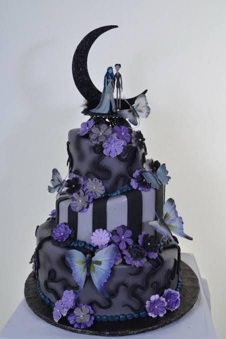 Corpse Bride Wedding, Gothic Wedding Cake, Gothic Cake, Halloween Wedding Cakes, Christmas Wedding Themes, Nightmare Before Christmas Wedding, Christmas Wedding Cakes, Movie Cakes, Wedding Cake Ombre