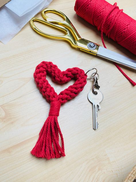 Easy follow along tutorial for a maxrame heart keychain Heart Macrame, Knot Keychain, Basic Macrame Knots, Valentines Bricolage, Macrame Heart, Basic Macrame, Candy Cane Decorations, Crafting Wire, Easy Macrame