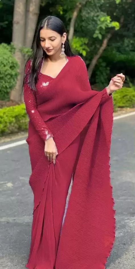 Heavy Blouse With Plain Saree, Plated Saree, Plain Sarees, Pleated Saree, Diwali Dresses, Buy Designer Sarees Online, Saree Georgette, Full Sleeve Blouse, Saree Blouse Patterns