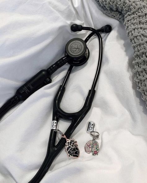 Nurse Dark Aesthetic, Crna Aesthetic, Woman Doctor Aesthetic, Anesthesiologist Aesthetic, Stethoscope Aesthetic, Medicine Aesthetic, Residency Medical, Nursing School Inspiration, Nursing Motivation