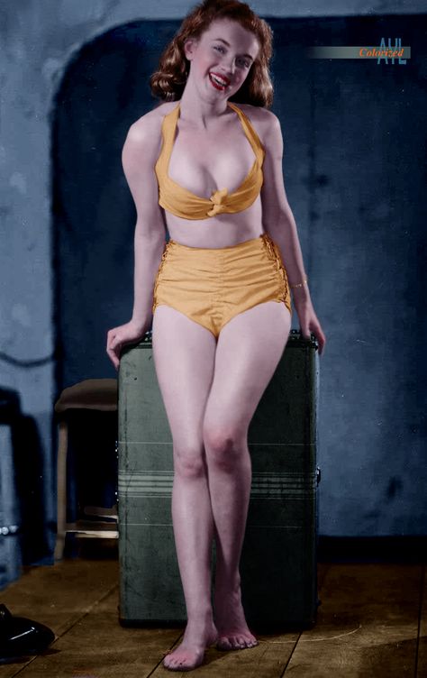 Marilyn Monroe Swimsuit, Earl Moran, Shirley Temple Black, Marilyn Monroe Portrait, Classic Film Stars, Marilyn Monroe Quotes, Joe Dimaggio, Marilyn Monroe Photos, Marlene Dietrich