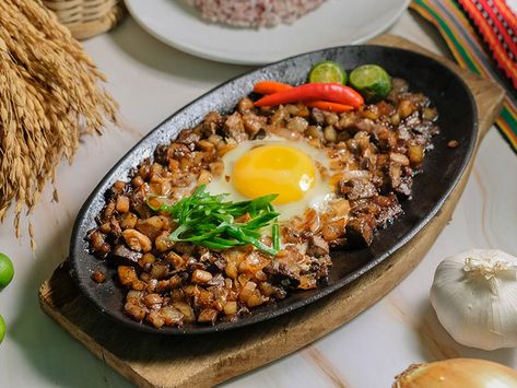 Pork Sisig Filipino Meals Aesthetic, Sisig Food, Sisig Food Photography, Filipino Foods Aesthetic, Pinoy Food Filipino Dishes Aesthetic, Pork Sisig Recipe, Pork Sisig Aesthetic, Lutong Bahay Filipino Food, Filipino Sisig