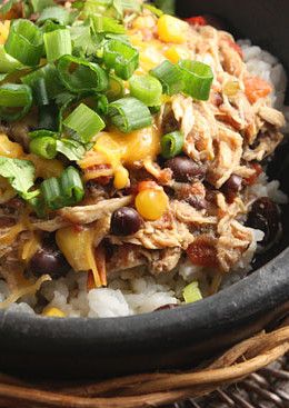 Slow cooked shredded chicken with corn, tomatoes and black beans. Prep this the night before and turn your crock pot on in the morning for an easy weeknight meal. Slow Cooker Kip, Santa Fe Chicken, Slow Cooker Shredded Chicken, Taco Bowl, Easy Slow Cooker Chicken, Diner Recept, Chicken Taco, Chicken Slow Cooker Recipes, Skinny Taste Recipes