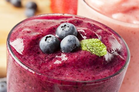 Jamba Juice makes more than a few faux-fruit blends but its menu has a ton of real-deal smoothies, as well. 10 Day Detox Diet, 10 Day Detox, Red Smoothie, Resep Smoothie, Smoothie Fruit, Fat Flush, Detox Smoothie Recipes, Blueberry Juice, Smoothie Detox