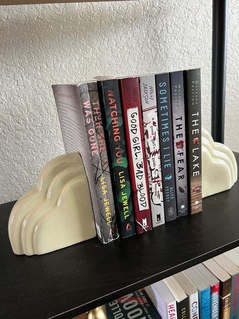 Thriller Book Aesthetic, Books Like Agggtm, Holly Jackson Books Aesthetic, Thriller Bookshelf, Mystery Books Aesthetic, Mystery Book Aesthetic, Thriller Books Aesthetic, Booktok Thriller, Holly Jackson Books