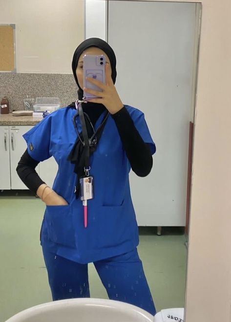 Scrubs With Hijab, Hemsirelik Story, Nurse Hijab, Hijabi Doctor Outfit, Hijabi Doctor, Hijab Doctor, Hijab Outfit Summer, Female Surgeon, Nursing School Inspiration