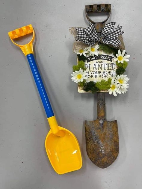 Shovel Crafts Diy, Shovel Wreath, Shovel Decor, Shovel Craft, Dollar Tree Toys, Farmhouse Eggs, Dollar Store Diy Projects, Farmhouse Crafts, Diy Dollar Tree Decor