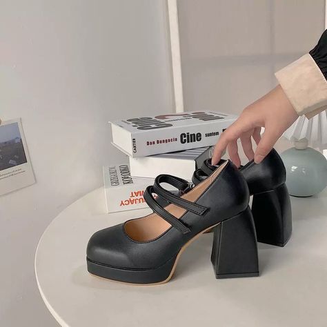 cute mary janes. 1-2 weeks shipping to france and shipping may take longer elsewhere Style Vert, Mary Jane Shoes Heels, Mary Jane Shoes Black, Mary Jane Platform Shoes, High Heels For Women, Square Heels, Rough Heels, Square Toe Shoes, Round Toe Pumps