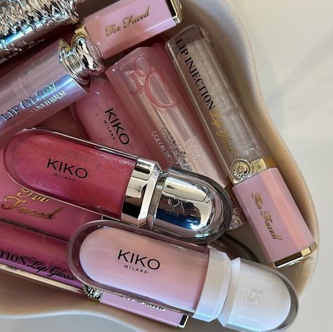 Many different lipsticks lie aesthetically in a plate Lalala Girl Aesthetic, Kiko Milano Lipstick, Kiko Lip Gloss, Lip Oil Dior, Lalala Girl, Aesthetic Flatlay, Dior Lip Oil, Lips Essentials, Dior Lip