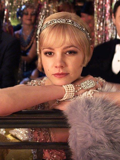 Forget for a moment that headbands and barrettes are tools that keep hair off your face. "Sometimes, they are just great for creating a new style when you can't manipulate the actual hair," says hairstylist Chris McMillan. Case in point: Carey Mulligan's dressed-up pixie in The Great Gatsby. Look Gatsby, Retro Bob, Gatsby Girl, 70s Fashion Outfits, Gatsby Hair, Daisy Buchanan, 1920s Hair, Glamour Vintage, 70s Women