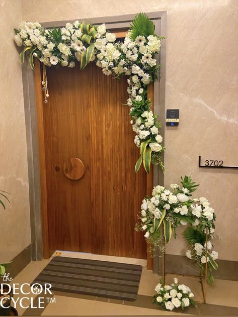 Home Entrance Decor Indian, Wedding Door Decorations, Floral Entrance, Door Flower Decoration, Entrance Door Decor, Home Flower Decor, Gate Decoration, Diy Floral Decor, Wedding Doors