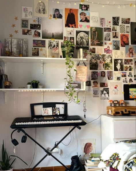 Music Aesthetic Dorm Room, Room Wall Decor Taylor Swift, Room Decor Simple Aesthetic, Aesthetic Bedroom Ideas Taylor Swift, Bedroom Aesthetic Taylor Swift, Bedroom Inspo Taylor Swift, Aesthetic Taylor Swift Room Decor, Taylor Swift Inspired Dorm Room, Taylor Swift Interior Design