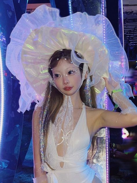 Pearlwhite Dreamy Jellyfish Hat Holographic Metallic Space - Etsy Australia Jellyfish Hat Costume, Jelly Fish Costume Women, Jellyfish Makeup Look, Jellyfish Hat Drawing, Jellyfish Rave Outfit, Jellyfish Hat Diy, Jellyfish Headpiece, Jellyfish Costume Women, Jellyfish Core Outfits