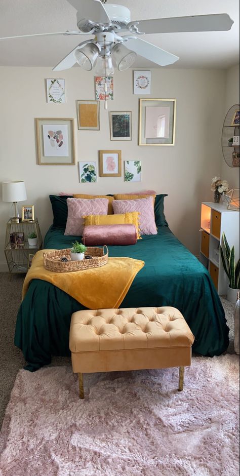 Emerald green room with mustard yellow and pink detailing. Emerlad Green Bedding, Emerald Bed Room, Emerald Green Yellow Pink Bedroom, Emerald Bedding Room, Emerald Green Bedframe Room, Mustard And Turquoise Bedroom, Green Pink Room Bedrooms, Pink And Green Decor Bedroom, Emerald And Yellow Bedroom