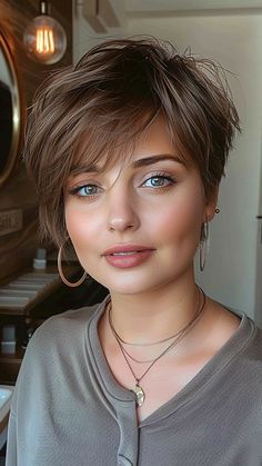 Curly Hairstyles Women, Highlights Braids, Hair Color For Morena Skin, Short Light Brown Hair, Haircut 2020, Hair Color For Morena, Trendy Short Hairstyles, Long Layered Bob, Hairstyle Curly