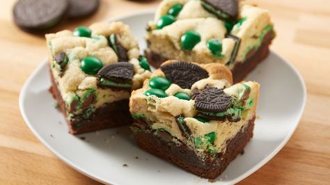 These layered cookie brownies are studded with M&M’s™ and mint Oreo™ pieces, making them deliciously indulgent, and a perfect St. Patrick’s Day treat. Whiskey Brownies, St Patricks Desserts, Betty Crocker Cookie Mix, Ornaments Recipe, St Patricks Food, St Patrick Day Snacks, Betty Crocker Cookies, Sant Patrick, Cookies Video