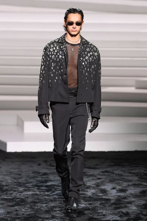 Versace Fall 2024 Ready-to-Wear Runway, Fashion Show & Collection Review [PHOTOS] Prom Outfits For Guys, Mens Runway Fashion, Versace Jacket, Runway Fashion Couture, Menswear Runway, Show Collection, Outfit Grid, Mens Fashion Week, Donatella Versace