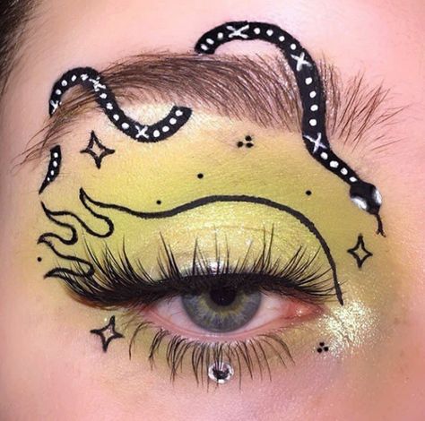 Snake Eyeshadow Look, Snake Makeup Tutorial, Snake Make Up Eyes, Snake Eyeliner Makeup, Snake Eyeshadow, Snake Eyes Makeup, Snake Makeup Look Easy, Snake Inspired Makeup, Snake Makeup Halloween