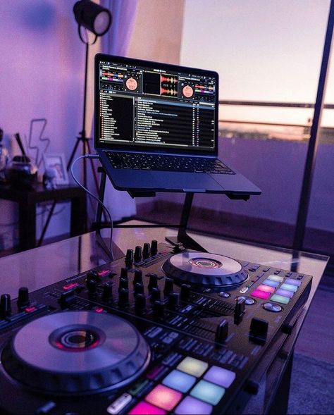 Music Streams Aesthetic, Music Booth Aesthetic, Dj Streaming Setup, Song Producer Aesthetic, Radio Studio Aesthetic, Dj Vision Board, Singing Career Aesthetic, Radio Dj Aesthetic, Independent Artist Music