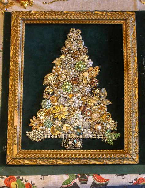 Crismas Tree, Holiday Lifestyle, Old Jewelry Crafts, Costume Jewelry Crafts, Jeweled Christmas Trees, Christmas Tree Pictures, Grandmother Jewelry, Vintage Jewelry Ideas, Jeweled Christmas