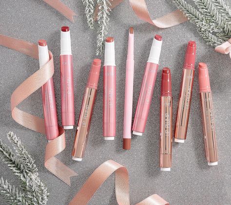 💋 These Tarte Maracuja Juicy Lip glosses are SUPER hot right now! They’re regularly $24 EACH! But today you can score a 9 PACK (8 lip glosses, 1 lip liner!) for roughly $6 EACH 🙌🏻🙌🏻🙌🏻 You can gift them individually or as a set 🎄🎁 ➡️ (ad) https://rstyle.me/+8WzaEEoXaRQR9wmP36E24Q ⚠️ Use c0de HOLIDAY to score $15 OFF when you use a new email! 😳 Tarte Lip Liner, Tarte Maracuja Juicy Lip, Tarte Lip, Juicy Lips, Lip Glosses, Daily Deals, Lip Liner, Lip Gloss, Right Now