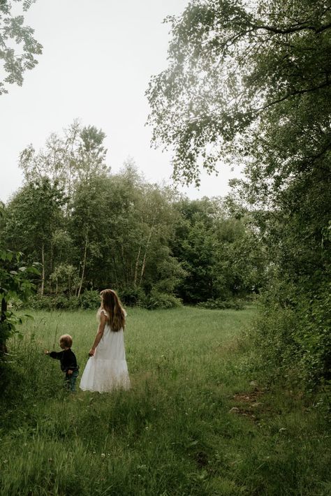 Slow Living Family, Living In Nature, Countryside Home, Nature Lifestyle, Mommy And Me Photo Shoot, Outdoor Family Photography, Nature Baby, Family Nature, Nordic Kitchen