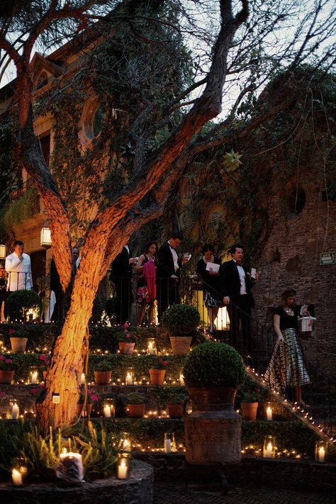 Paradise Found: A Wedding at a Lavish Home in San Miguel de Allende #spanishwedding Ukraine Wedding Traditions, Mexico Garden Wedding, Spanish Garden Wedding, Merida Wedding, Spanish Style Wedding, Mexican Inspired Wedding, Hacienda Wedding, Courtyard Wedding, Spain Wedding