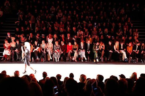 Ever wondered about the intricacies of fashion show seating? Who gets to sit in the front row and why? Take a look! Manhattan Fashion, Ashley Williams, Color Blocking Outfits, Fashion Colours, The Rules, Front Row, The Row, Color Blocking, Take A